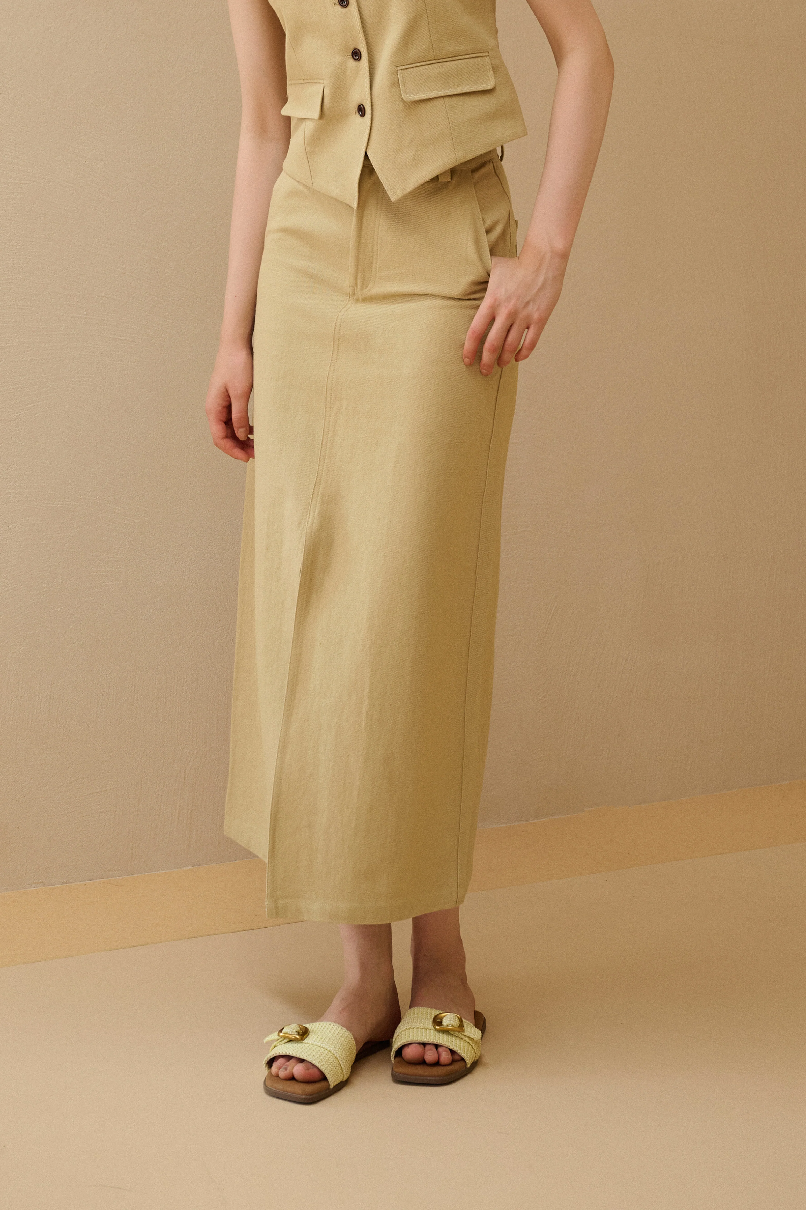 Front slit column skirt